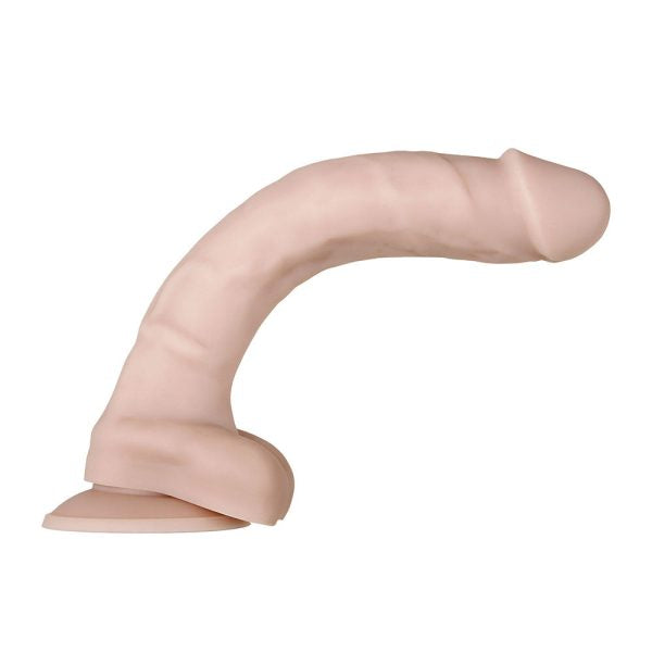 Vista en ángulo del dildo con glande redondeado, textura venosa y ventosa firme.