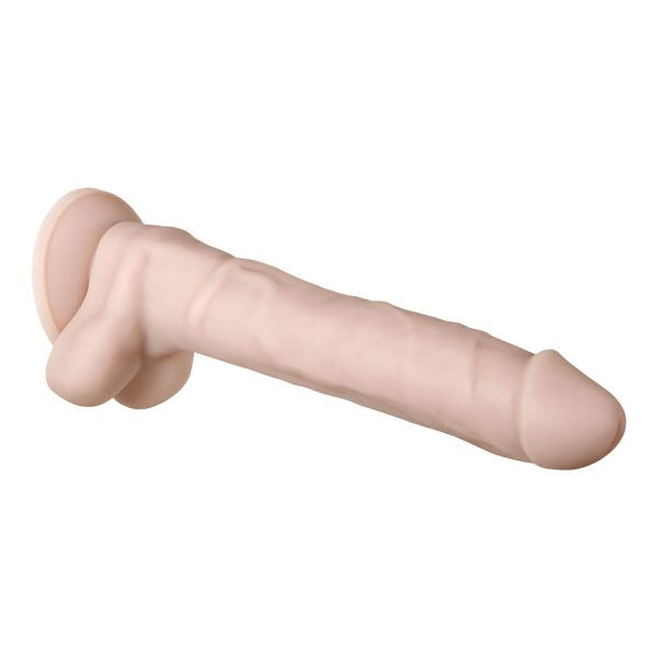 Dildo curvado hacia arriba mostrando testículos esculpidos y textura venosa.