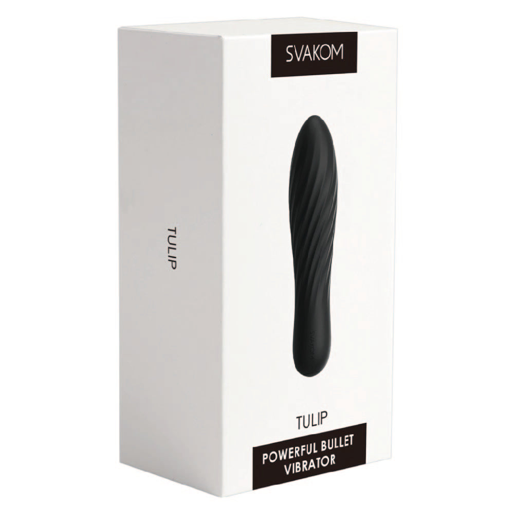 Caja del vibrador Tulip de Svakom en color negro. La caja es blanca con una imagen del vibrador en el frente y el nombre "Tulip" junto con "Powerful Bullet Vibrator".