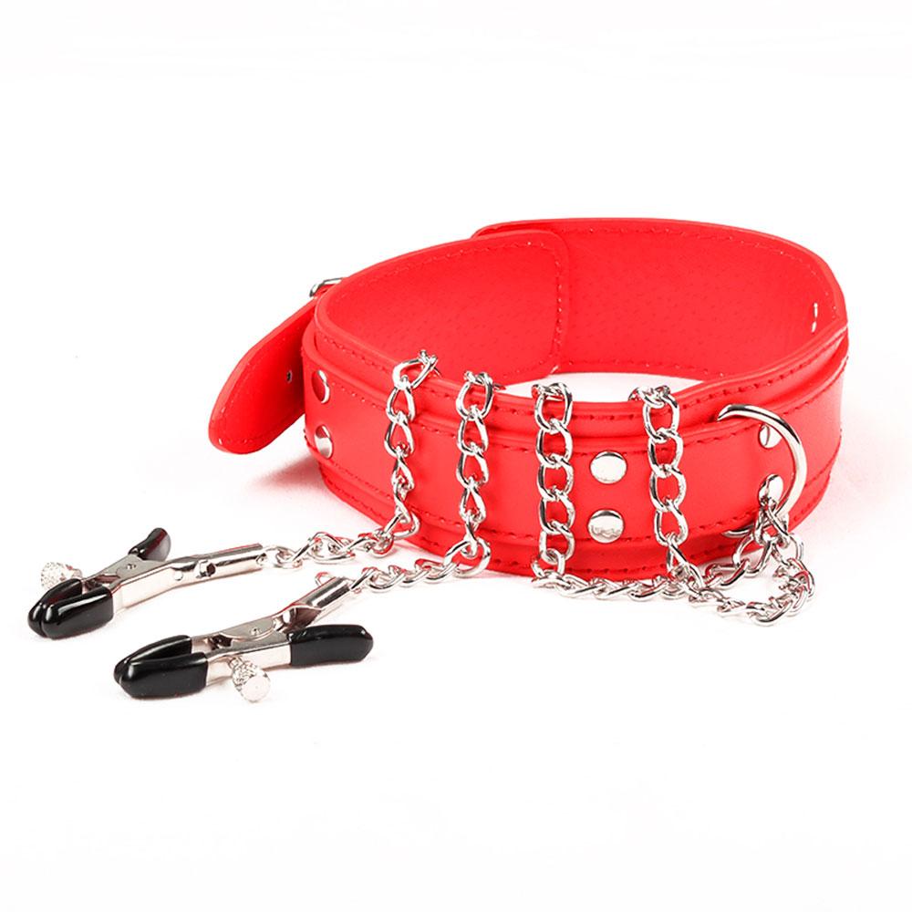 Imagen de un collar rojo de cuero sintético, adornado con múltiples cadenas plateadas y pezoneras negras con clips plateados. El collar, de diseño robusto y vistoso, es ajustable con hebillas y cuenta con detalles en metal que resaltan sobre el vibrante rojo del cuero