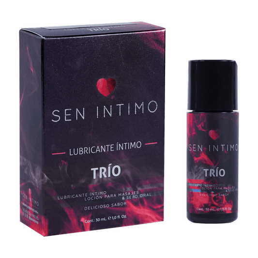 Imagen promocional del Lubricante Íntimo Trío de la marca Sen Íntimo. Muestra el empaque y el frasco del producto con un diseño elegante en tonos oscuros y detalles en rojo. Se destacan sus tres usos principales: masajes, sexo oral y lubricación. También se resaltan sus beneficios como ser no grasoso, no manchar y no dejar residuos.