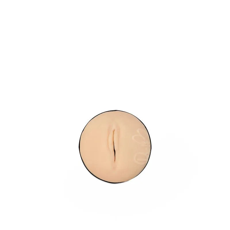 Primer plano de la entrada vaginal del masturbador Feel Rae Lil Black by Kiiroo, con detalles realistas y material suave de TPE.