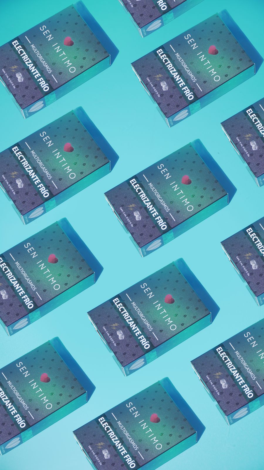 Varias cajas del vibrador líquido electrizante frío Sen Íntimo dispuestas sobre un fondo azul vibrante. Diseño moderno y atractivo