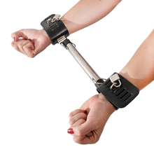 Cargar imagen en el visor de la galería, Kit Esposas BDSM con Barra Lorca